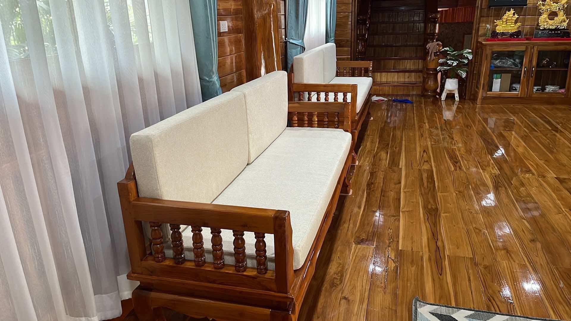 เบาะครีมบนโซฟาไม้